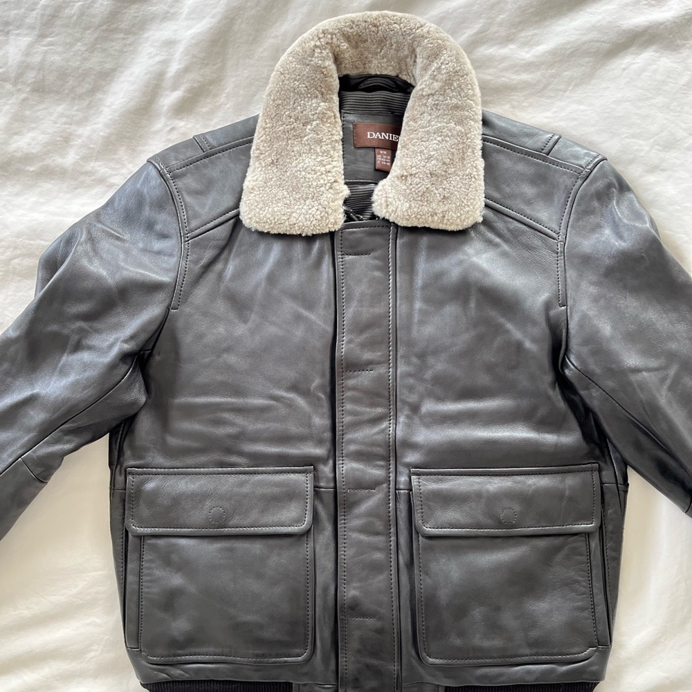 Danier Leather Men’s Leather Jacket. Size M. Genuine Shearling collar.